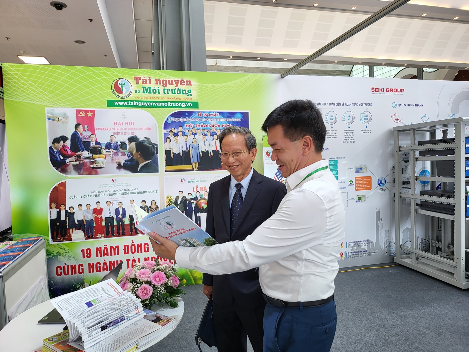 Bộ trưởng Trần Hồng Hà thăm gian trưng bày Tạp chí Tài nguyên và Môi trường