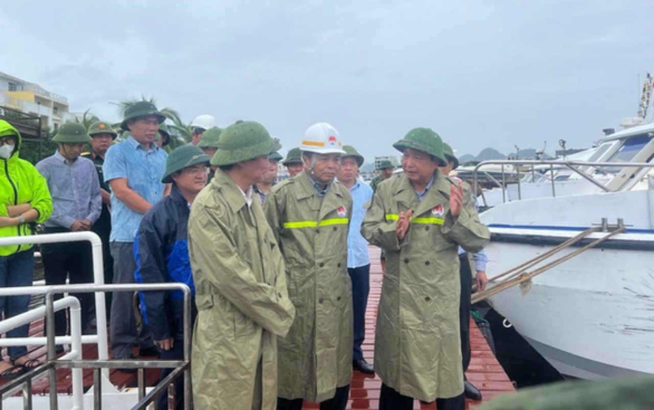 Quảng Ninh: Hơn 1 vạn m3 bùn đất thải lộ thiên cạnh vịnh Bái Tử Long trước và trong cơn bão số 2