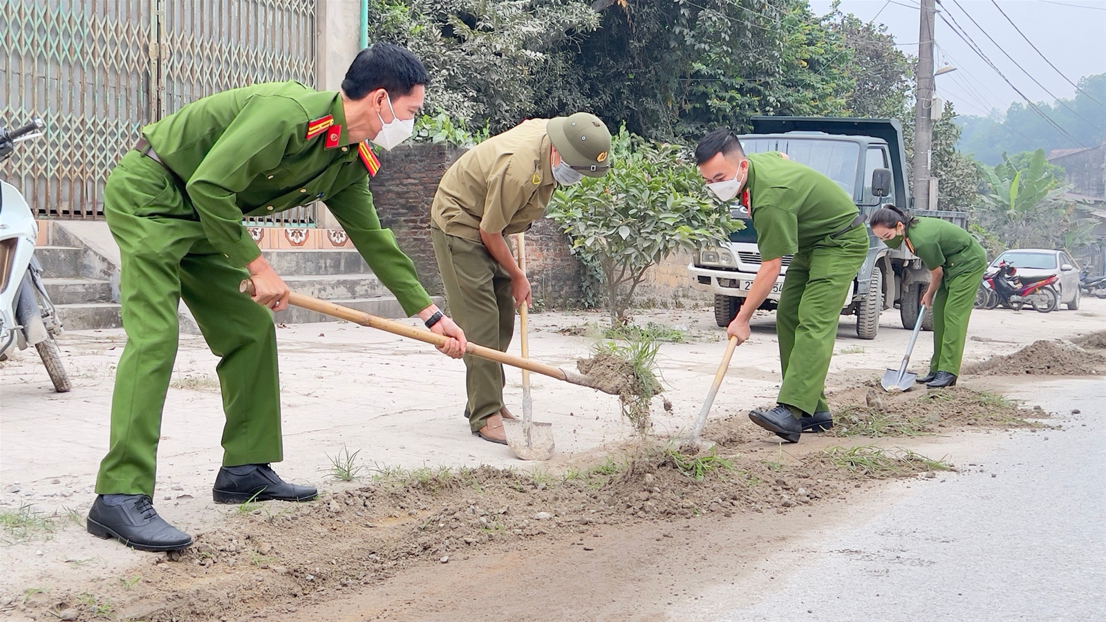 Bí thư Huyện uỷ Yên Bình cùng gần 400 cán bộ, người dân ra quân vệ sinh môi trường