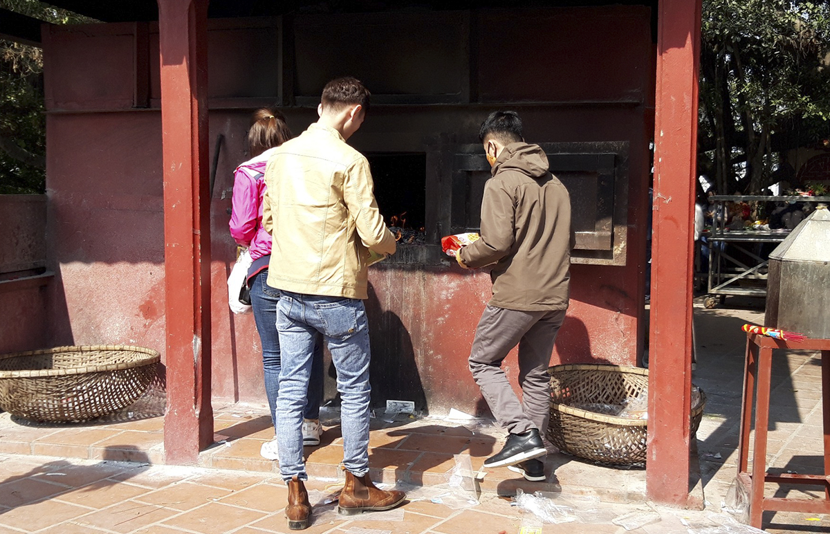 Phủ Tây Hồ: Dân đi lễ có ý thức bảo vệ môi trường hơn