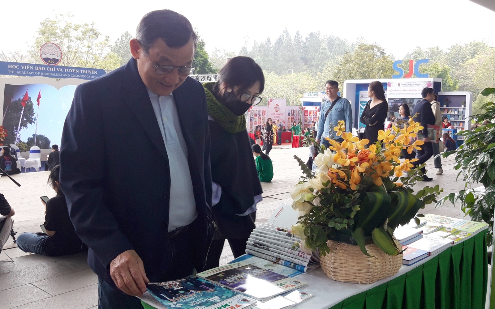 Khách thăm quan gian trưng bày của Tạp chí Tài nguyên và Môi trường tại Hội báo toàn quốc 2023