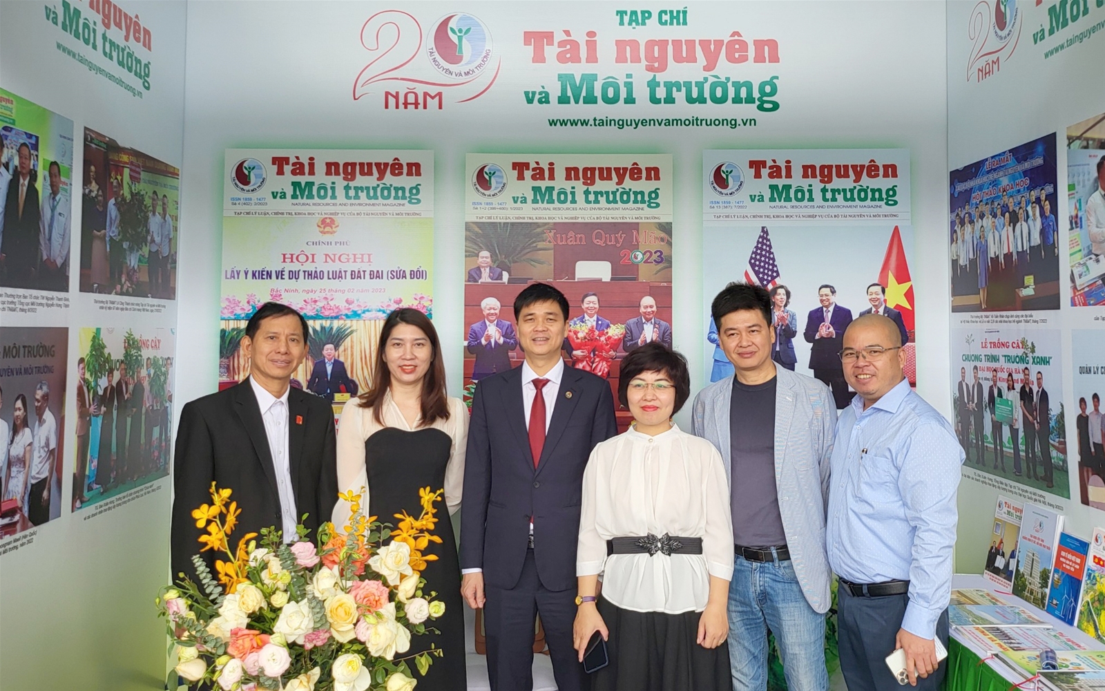 Khách thăm quan gian trưng bày của Tạp chí Tài nguyên và Môi trường tại Hội báo toàn quốc 2023