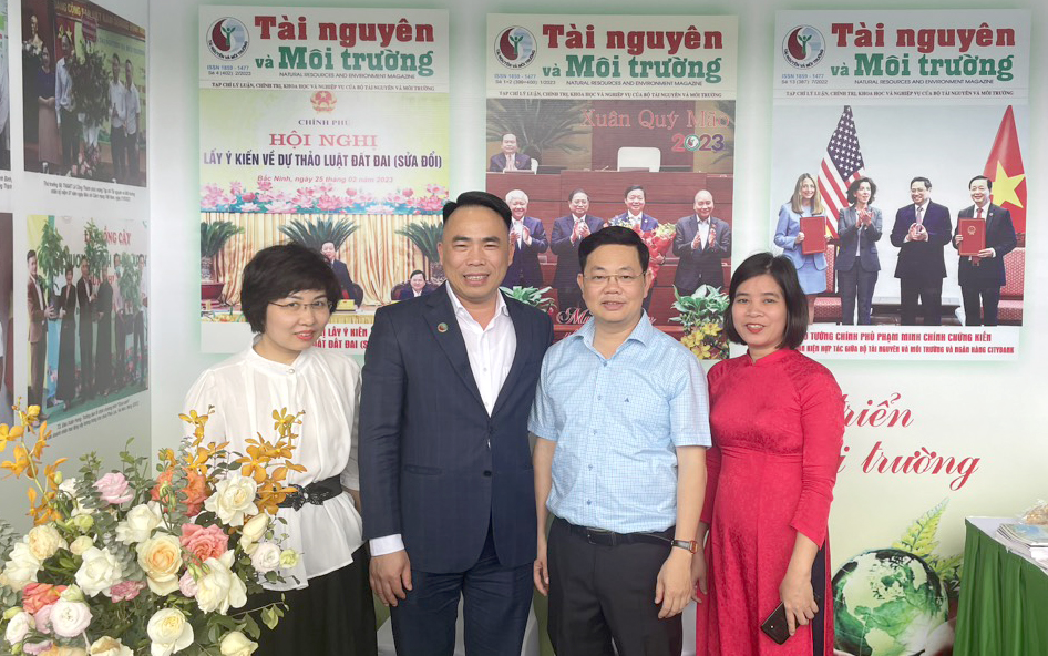 Khách thăm quan gian trưng bày của Tạp chí Tài nguyên và Môi trường tại Hội báo toàn quốc 2023