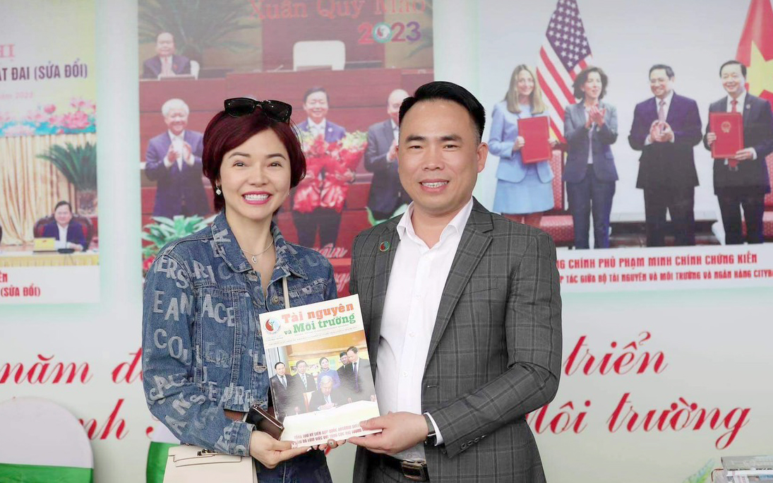 Khách thăm quan gian trưng bày của Tạp chí Tài nguyên và Môi trường tại Hội báo toàn quốc 2023