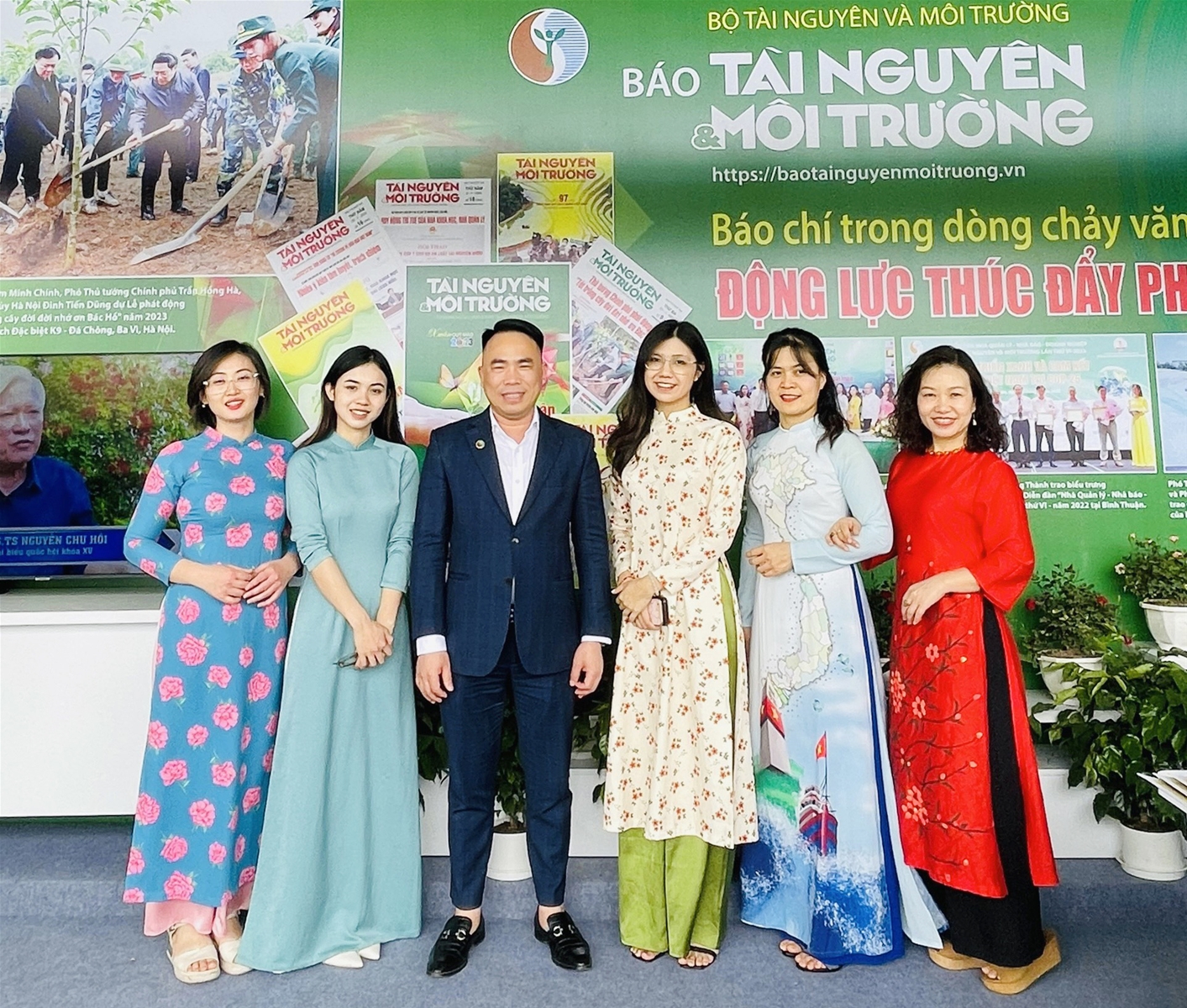 Khách thăm quan gian trưng bày của Tạp chí Tài nguyên và Môi trường tại Hội báo toàn quốc 2023