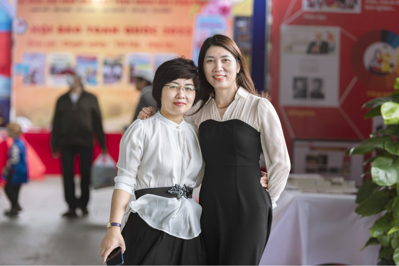 Khách thăm quan gian trưng bày của Tạp chí Tài nguyên và Môi trường tại Hội báo toàn quốc 2023