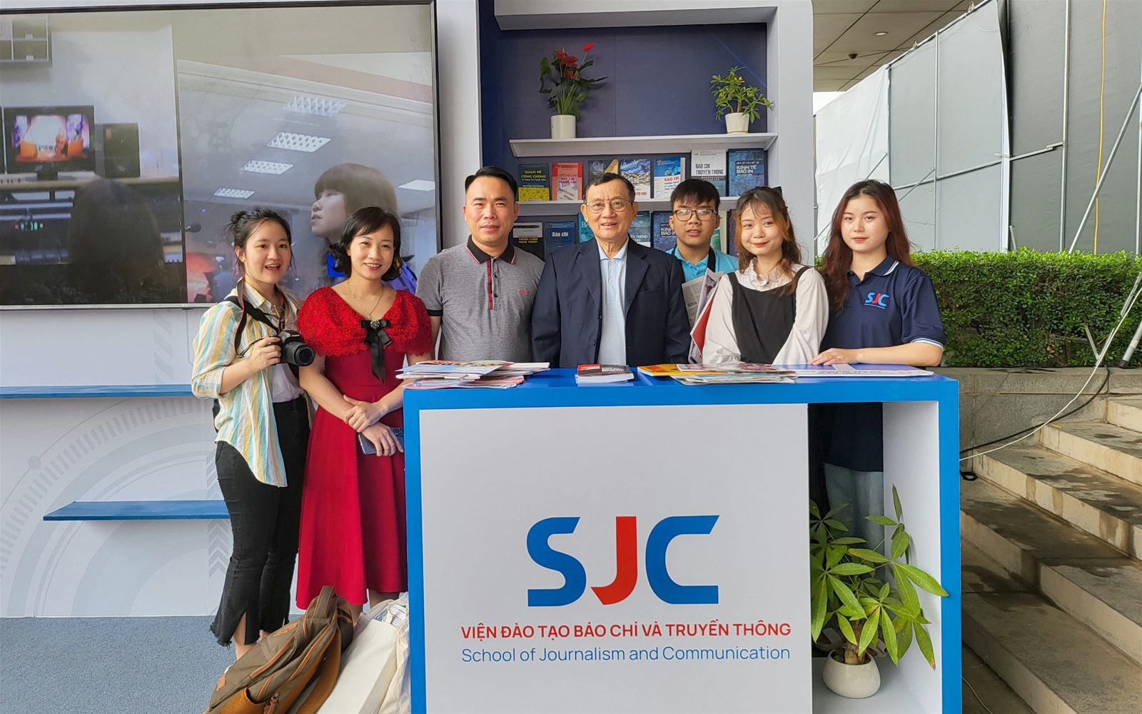 Khách thăm quan gian trưng bày của Tạp chí Tài nguyên và Môi trường tại Hội báo toàn quốc 2023