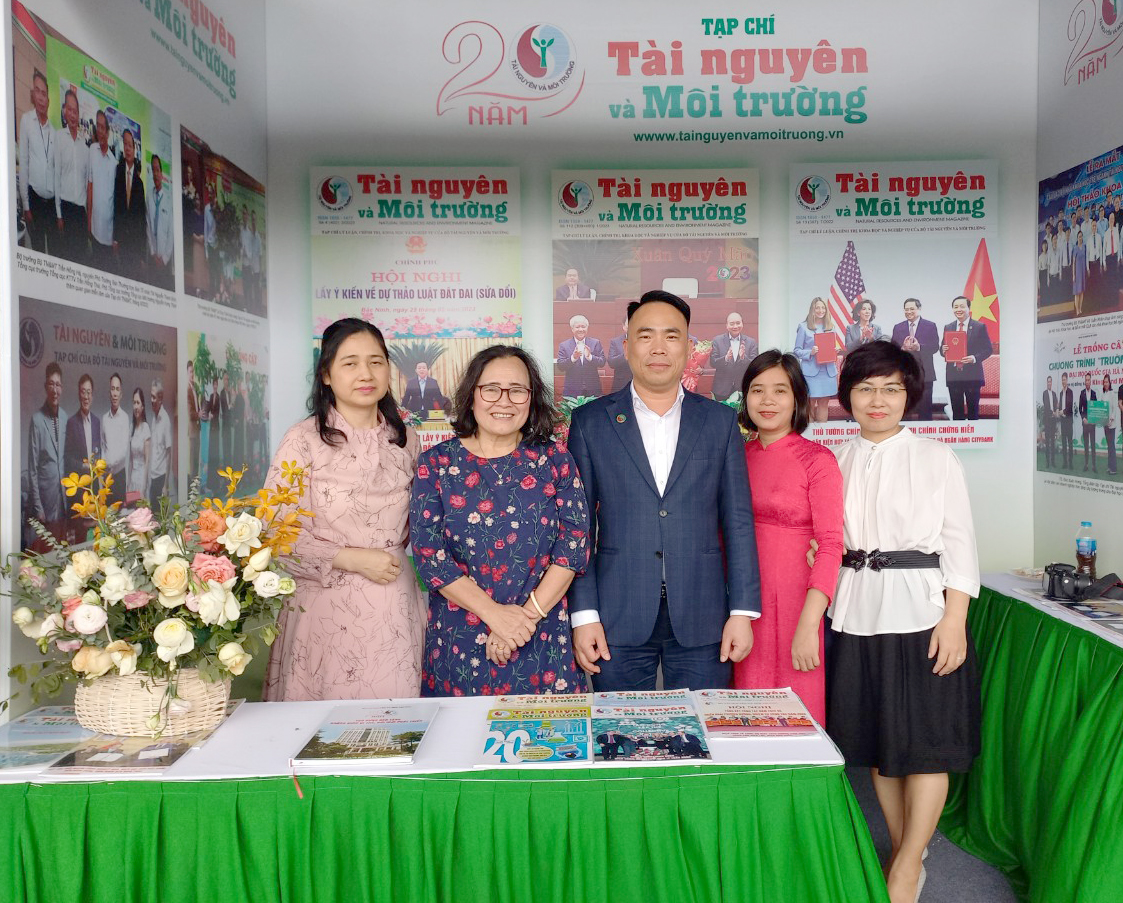Gian trưng bày của Tạp chí Tài nguyên và Môi trường tại Hội báo toàn quốc 2023 thu hút nhiều khách thăm quan