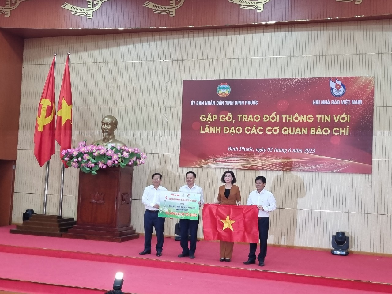 Đại diện hơn 50 cơ quan báo chí hưởng ứng chương trình trồng cây rừng
