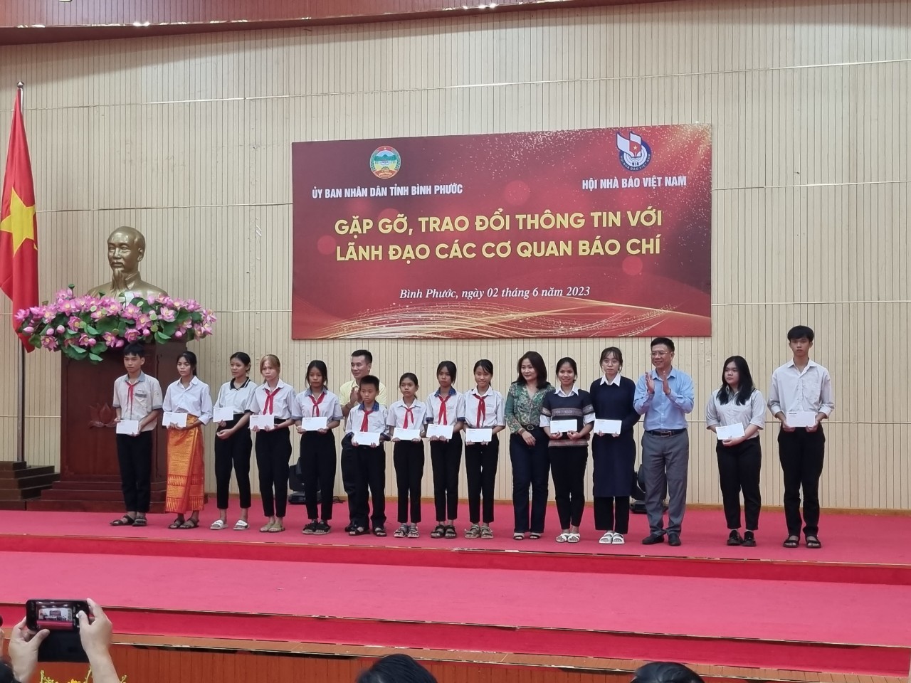 Đại diện hơn 50 cơ quan báo chí hưởng ứng chương trình trồng cây rừng