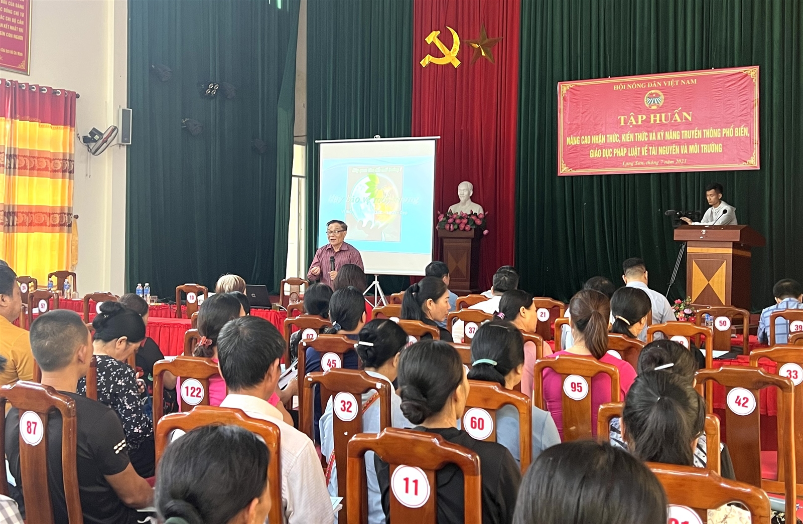 Nâng cao nhận thức, kiến thức và kỹ năng truyền thông phổ biến, giáo dục pháp luật về tài nguyên và môi trường