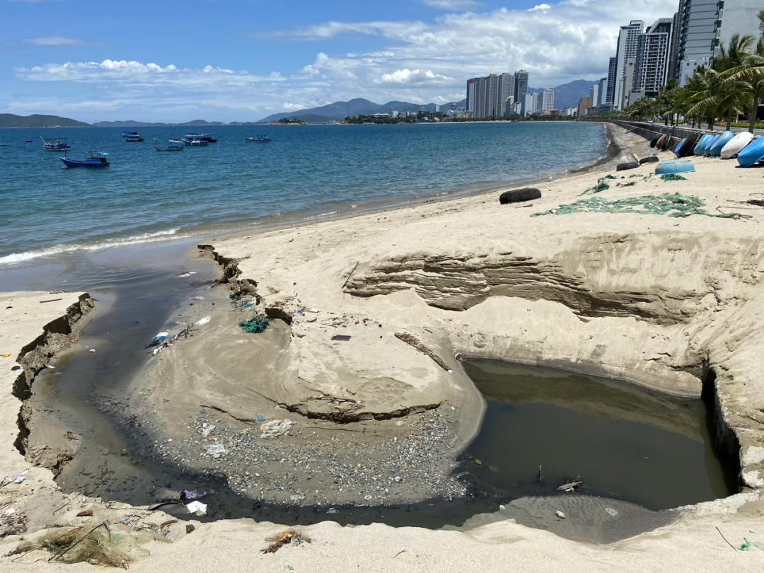 Khu vực cửa xả Hòn Một: Tái diễn tình trạng nước thải bẩn chảy ra biển