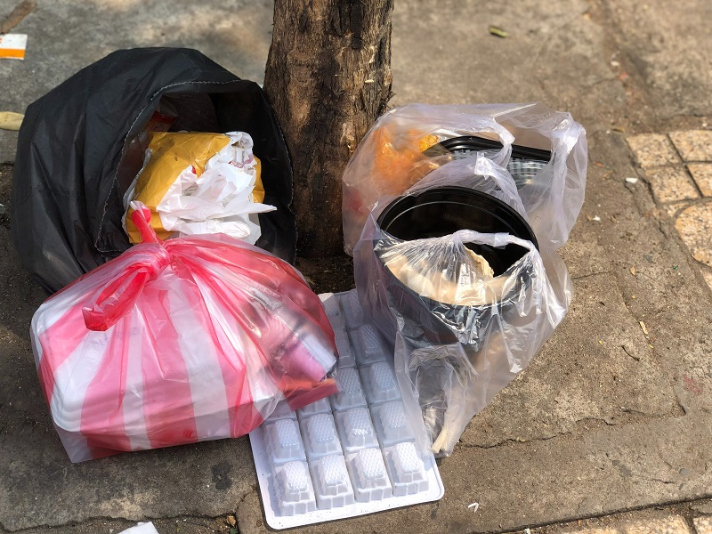 Rác thải nhựa từ dịch vụ đặt đồ ăn online - Tiện 1 phút, hại nghìn năm