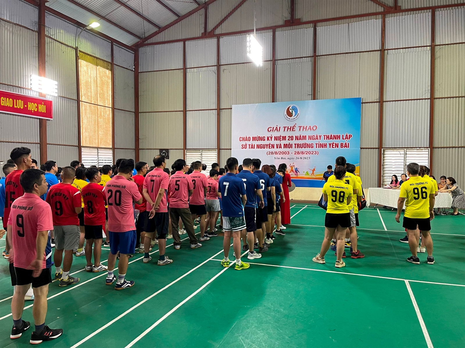 Gần 100 VĐV tham gia giải thể thao Sở TN&MT Yên Bái