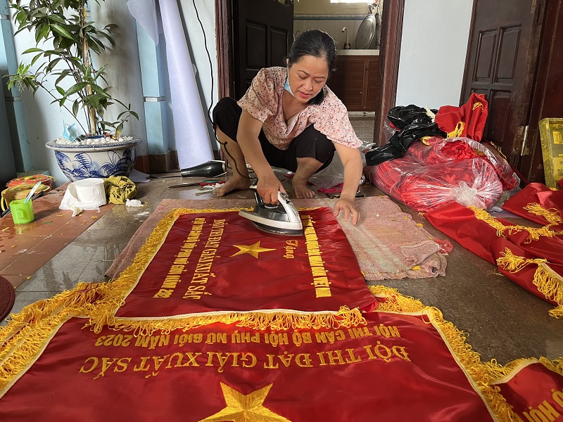 Hà Nội: Làng nghề thêu cờ Tổ quốc tất bật trước ngày Quốc Khánh 2/9