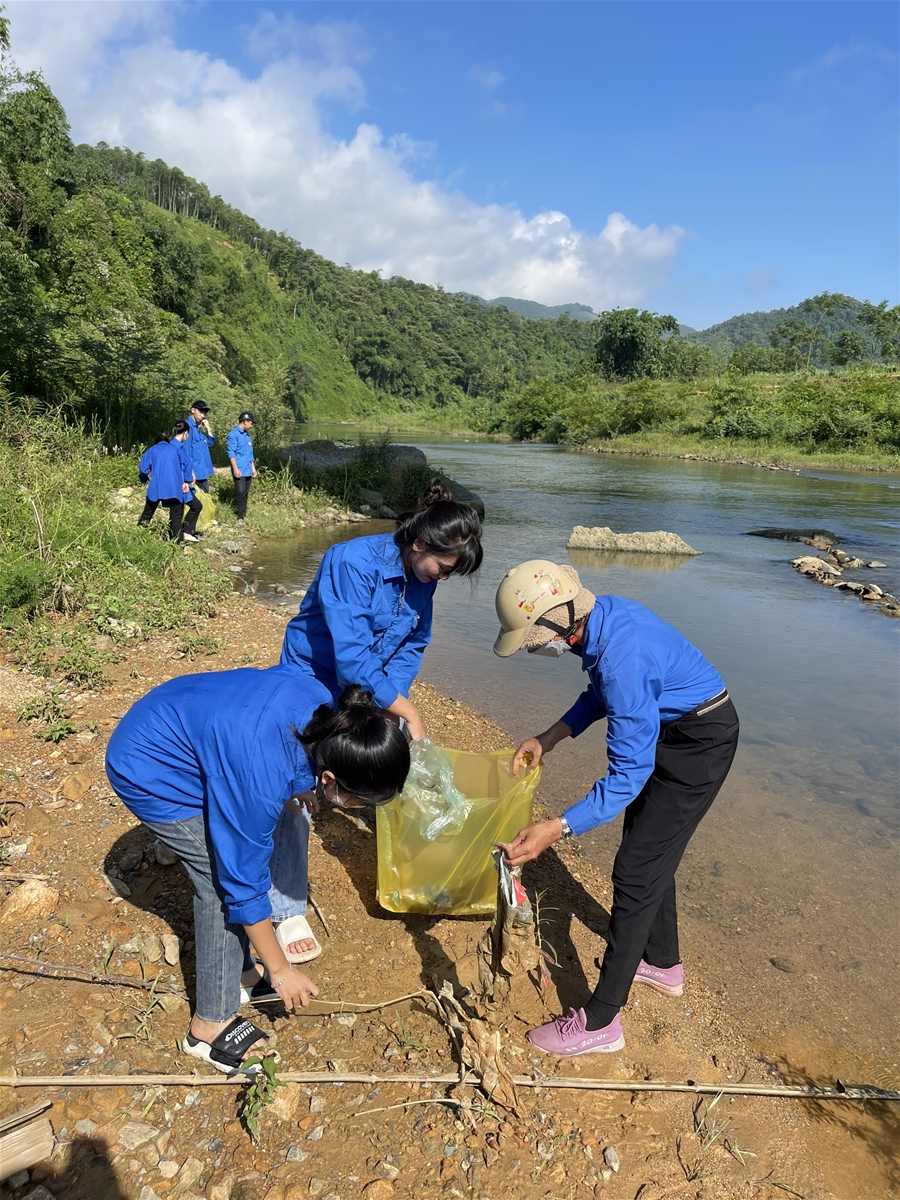 Tân Sơn (Phú Thọ): Tuổi trẻ xã Tân Phú ra quân Chủ nhật Xanh, hưởng ứng chiến dịch “làm cho thế giới sạch hơn”.