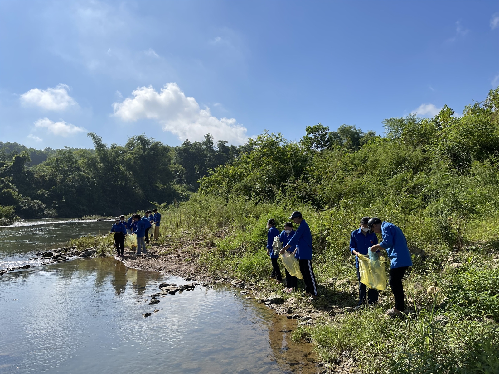 Tân Sơn (Phú Thọ): Tuổi trẻ xã Tân Phú ra quân Chủ nhật Xanh, hưởng ứng chiến dịch “làm cho thế giới sạch hơn”.