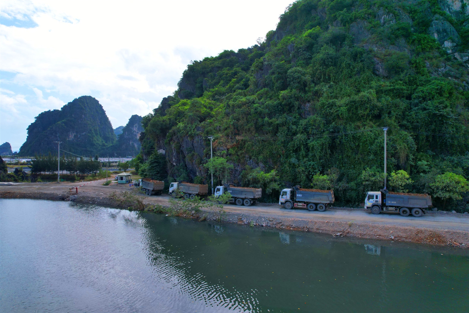 Kiểm tra dự án khu đô thị đổ đất quây núi thành 'hòn non bộ' ở vịnh Hạ Long