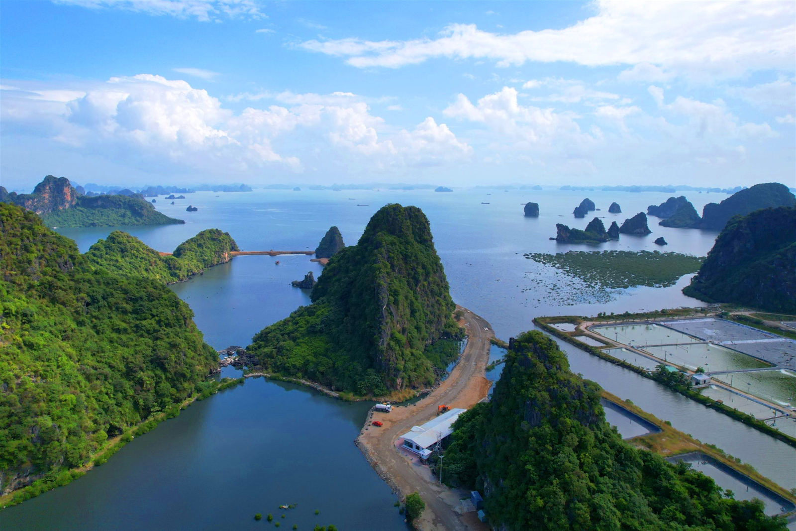 Kiểm tra dự án khu đô thị đổ đất quây núi thành 'hòn non bộ' ở vịnh Hạ Long