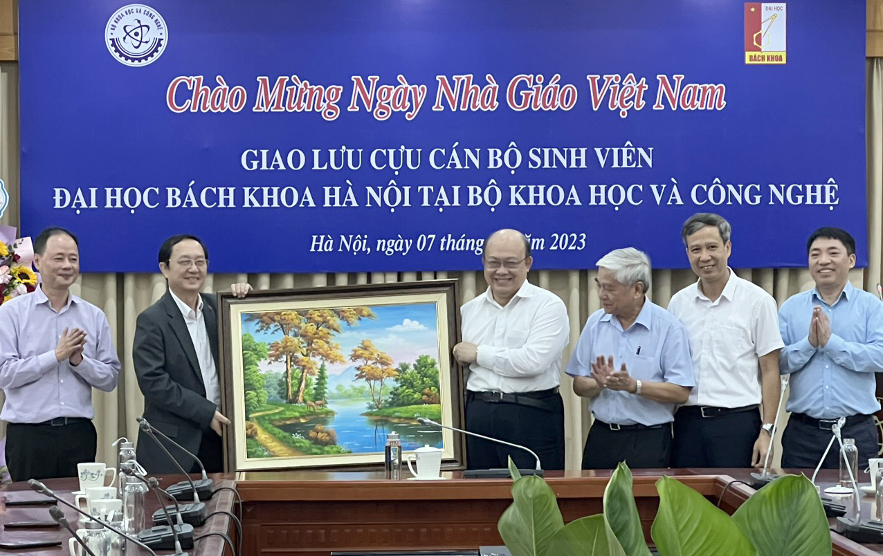 Giao lưu cựu cán bộ sinh viên trường Đại học Bách khoa Hà Nội làm việc tại Bộ Khoa học và Công nghệ