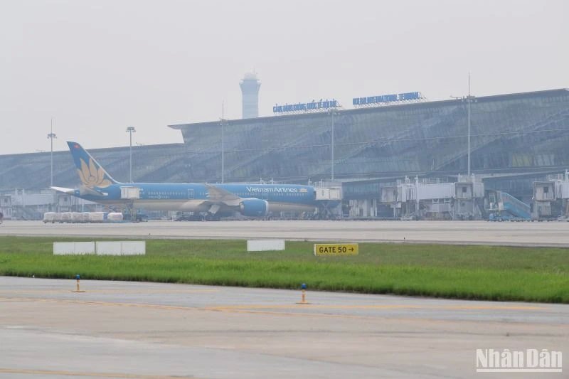 Sương mù dày đặc, hàng chục chuyến bay ở Nội Bài phải chuyển hướng