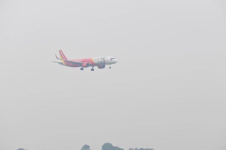 Sương mù dày đặc, hàng chục chuyến bay ở Nội Bài phải chuyển hướng