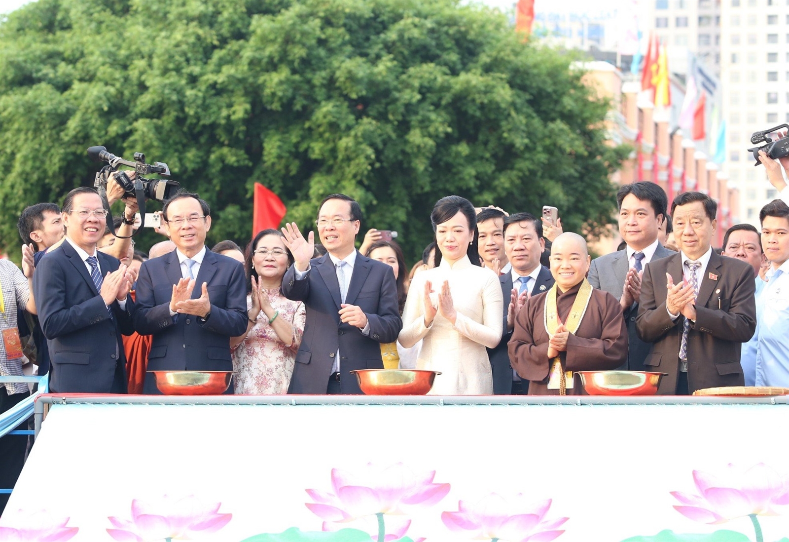 Chủ tịch nước Võ Văn Thưởng thực hiện nghi thức thả cá chép tiễn ông Công, ông Táo