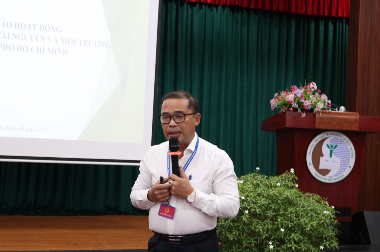 Thứ trưởng Nguyễn Thị Phương Hoa làm việc với Trường Đại học TN&MT TP.HCM