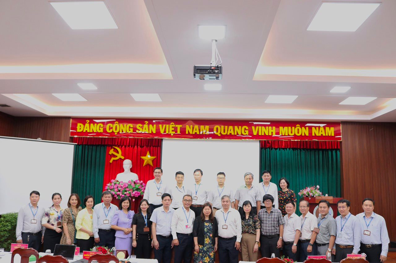 Thứ trưởng Nguyễn Thị Phương Hoa làm việc với Trường Đại học TN&MT TP.HCM