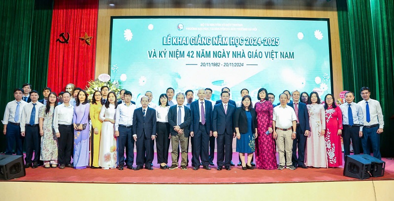 Thứ trưởng Nguyễn Thị Phương Hoa dự lễ Kỷ niệm 42 năm ngày Nhà giáo Việt Nam tại Trường Đại học Tài nguyên và Môi trường Hà Nội