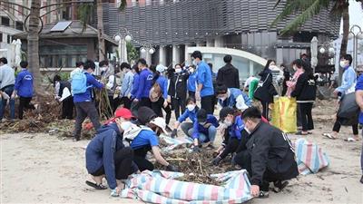 1.500 đoàn viên, thanh niên ra quân dọn bãi biển