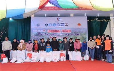 Ấm áp nghĩa tình chương trình "Xuân Biên phòng ấm lòng dân bản 2025" của Tạp chí Tài nguyên và Môi trường