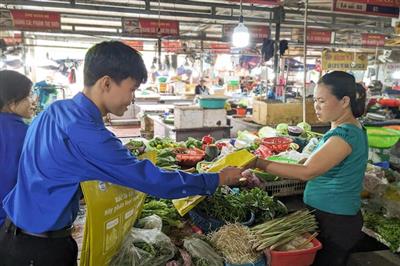 Áo xanh hành động vì 'chợ xanh'