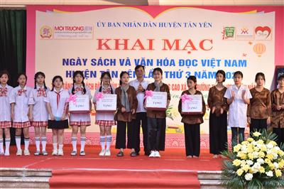 Bắc Giang: Trao tặng hai "Tủ sách Đặng Thùy Trâm" cho huyện Tân Yên