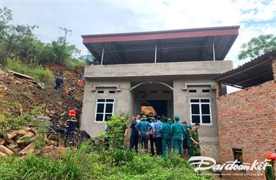 Bắc Kạn: Đất đá sạt lở vào nhà dân, 3 người bị vùi lấp