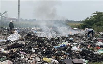 Bãi rác tự phát bên lò đốt “cửa đóng then cài”