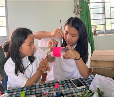 Bạn trẻ Đắk Lắk tái chế rác thải nhựa, bảo vệ môi trường