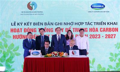 Báo TN&MT - Công ty CP Sữa Việt Nam Vinamilk: Ký kết Biên bản ghi nhớ hợp tác trồng cây để trung hòa Carbon hướng đến Net Zero giai đoạn 2023 - 2027
