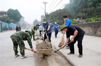 Bí thư Huyện uỷ Yên Bình cùng gần 400 cán bộ, người dân ra quân vệ sinh môi trường