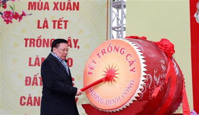 Bí thư Thành ủy Hà Nội Đinh Tiến Dũng đánh trống phát động Tết trồng cây