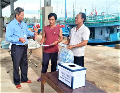 Biển sạch đẹp hơn nhờ "đổi rác thải lấy quà"