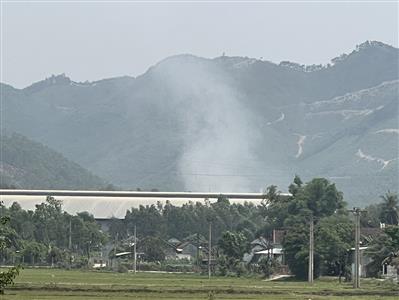 Bình Định: Cháy bãi rác, dân kêu cứu vì cảnh "hun khói" kéo dài cả tháng