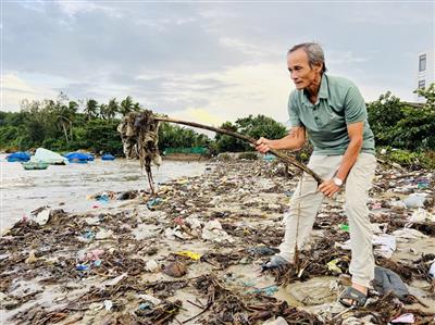 Bờ biển Quảng Ngãi bị rác thải 'nuốt chửng' sau mưa lớn