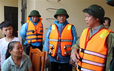 Bộ trưởng Bộ Tài nguyên và Môi trường Đỗ Đức Duy chỉ đạo công tác khắc phục hậu quả tại tâm lũ Cổ Phúc (Trấn Yên)