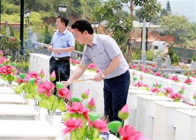 Bộ trưởng Bộ TN&MT Đặng Quốc Khánh viếng các Anh hùng liệt sỹ tại Nghĩa trang Liệt sỹ Quốc gia Vị Xuyên