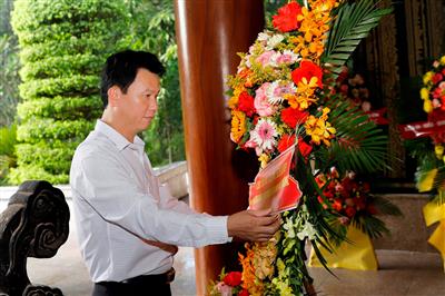 Bộ trưởng Đặng Quốc Khánh dâng hương tưởng niệm các Anh hùng Liệt sỹ tại Khu Di tích Ngã ba Đồng Lộc