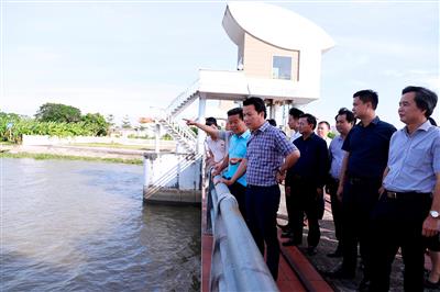 Bộ trưởng Đặng Quốc Khánh kiểm tra thực tế tình hình ô nhiễm môi trường hệ thống công trình thủy lợi Bắc Hưng Hải