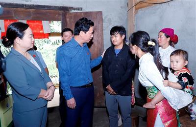 Bộ trưởng Đặng Quốc Khánh thăm, động viên các gia đình đồng bào Hà Giang thực hiện xoá bỏ hủ tục, lạc hậu