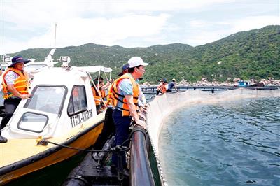 Bộ trưởng Đặng Quốc Khánh thăm mô hình nuôi trồng thủy sản thông minh tại khu vực Vịnh Vân Phong (Khánh Hòa)