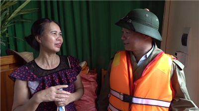Bộ trưởng Đỗ Đức Duy chỉ đạo cứu trợ người dân bị ngập lũ Trấn Yên